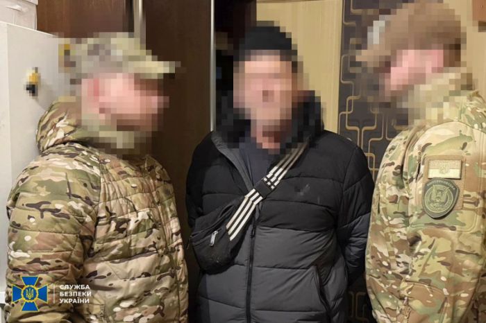 Сотрудники СБУ и задержанный