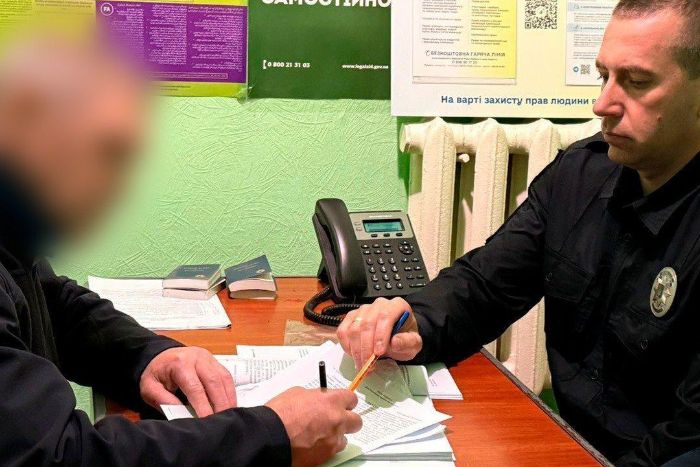 Полицейский и подозреваемый