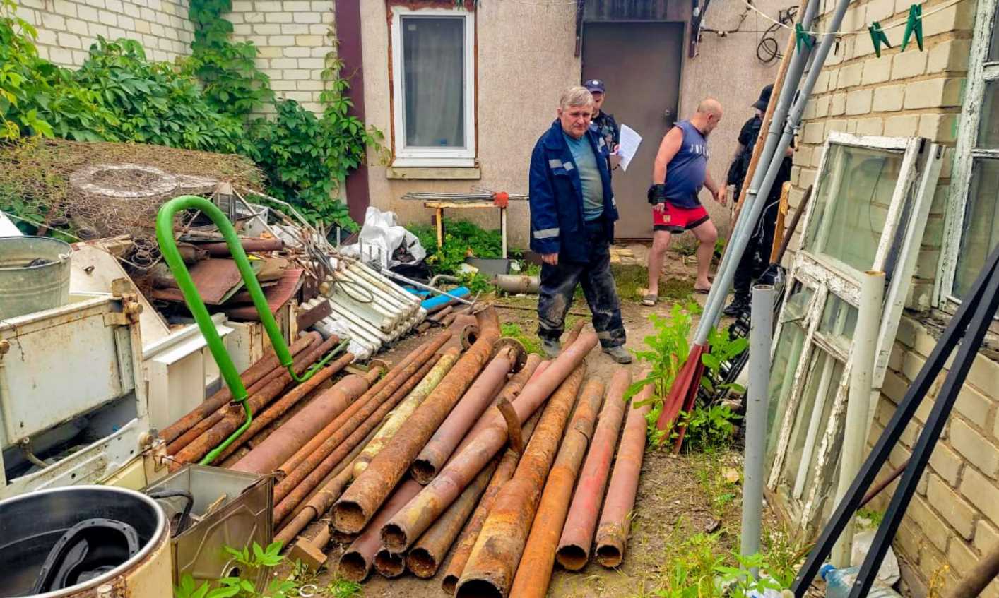 Винахідливий злодій вкрав у харківських комунальників не лише труби, а й засіб для їх транспортування